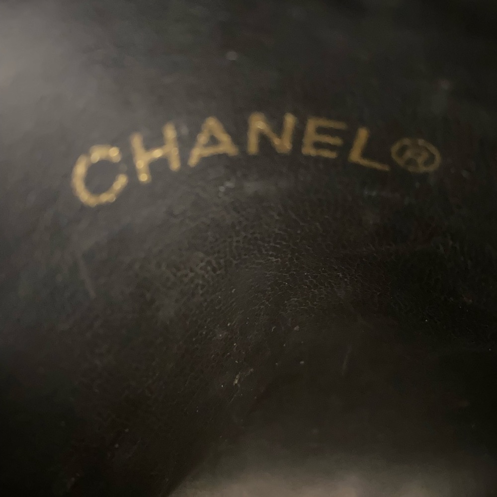 Classic CHANEL Black Quilted Patent Leather Shoulder Tote, 24K Gold Plated - Picture 7 of 16